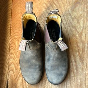 Original Blundstone boots, 6 men’s, 8 women’s. Gently worn